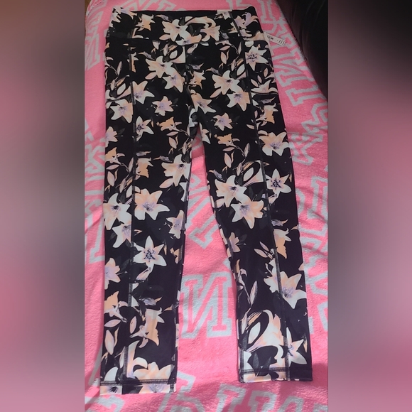 Victoria's Secret Pants - Victoria's Secret NWT Black Floral Incredible Leggings Size 16 High Rise